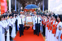 Prime Minister Le Minh Hung (right), former President Nguyen Minh Triet (right), incumbent and former officials, along with local residents attend the ceremony held Ho Chi Minh City on October 14 to commemorate and rebury the remains of 731 fallen soldiers recovered from Le Thi Rieng Park. (Photo: VNA)