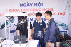 Students from the University of Science and Technology under the University of Da Nang showcase their technology products at the 2026 Technology, Entrepreneurship, and Innovation Festival (Photo: VNA)