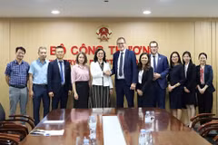 Deputy Minister of Industry and Trade Phan Thi Thang ( fifth, from left) meets with UNIDO Director General Gerd Müller in Hanoi on April 21. (Photo: The courtesy of MoIT)