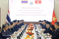 Party General Secretary and State President To Lam in official talks with Thai Prime Minister Anutin Charnvirakul during the former's official visit to Thailand on May 28, 2026. (Photo: VNA)