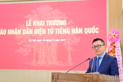 Le Quoc Minh, member of the Party Central Committee, Editor-in-Chief of Nhan Dan Newspaper, and Deputy Head of the Party Central Committee's Commission for Information, Education and Mass Mobilisation, speaks at the launch the Korean-language version of the newspaper's online platform in Hanoi on December 30. (Photo: nhandan.vn)