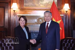 General Secretary of the Communist Party of Vietnam Central Committee and President To Lam (right) meets with Professor Sarah Anne Soule, Dean of Stanford Graduate School of Business at Stanford University, in New York on September 21. (Photo: VNA)