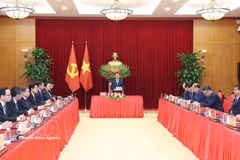 Politburo Member and Standing Member of the Communist Party of Vietnam (CPV) Central Committee’s Secretariat Tran Cam Tu receives a high-ranking delegation of the Lao People’s Revolutionary Party (LPRP) in Hanoi on September 22 (Photo: VNA)