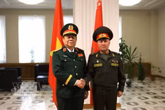Maj. Gen. Leonid Kasinsky (right), Chief of the Main Ideological Directorate of Belarus’ Defence Ministry, presides over the welcoming ceremony for Director of the General Department of Politics of the Vietnam People's Army (VPA) on September 22 (Photo: VNA)