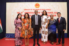 Vietnamese Ambassador to South Africa Tran Trong Kien (first, right) and his spouse (first,left), along with South African Deputy Minister under the President's Office Kenneth Morolong (third, left) and other distinguished guests, at the ceremony (Photo: VNA)