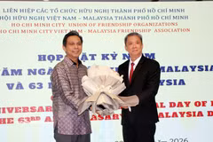 Tran Ngoc Son (right), Chairman of the Ho Chi Minh City chapter of the Vietnam-Malaysia Friendship Association, presents flowers to Malaysian Consul General in Ho Chi Minh City Firdauz Bin Othman (Photo: VNA)