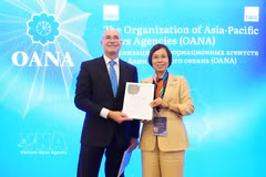 VNA General Director Vu Viet Trang receives the second prize in the Best Article category at the OANA Best Article Competition 2026 from TASS Director General and OANA Chair Andrey Kondrashov. (Photo: VNA)