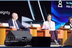 General Director of Vietnam News Agency Vu Viet Trang (second, right) delivers a presentation at the international forum "Dialogue about Fake 4.0" (Photo: VNA)