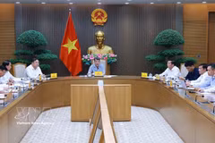 Prime Minister Le Minh Hung (centre) chairs a meeting in Hanoi on September 22 to review the implementation of key transport projects and promote disbursement for them (Photo: VNA)