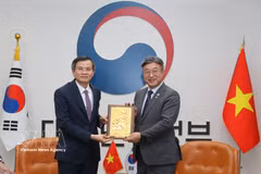 HCMA Director Doan Minh Huan (left) present a sourvenir to RoK Minister of the Interior and Safety Yoon Ho-jung (Photo: VNA)