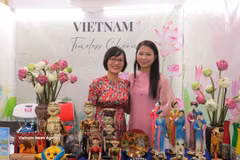 Vietnamese representatives pose for a photo at the booth of Vietnam at the ASEAN Day event in Phnom Penh on September 21. (Photo: VNA)