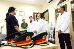 Deputy Prime Minister Pham Thi Thanh Tra encourages the staff of the Centre for DNA Identification. (Photo: VNA)