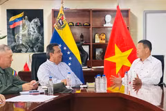 Vietnamese Ambassador to Venezuela Vu Trung My (R) meets with Governor of Trujillo State Gerardo Marquez. (Photo: VNA)