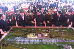 Prime Minister Pham Minh Chinh (front, fourth from right) and officials view a model of the Gia Binh Airport project (Photo: VNA)