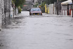 Following heavy rainfall, parts of the Thai capital are affected by flooding (Photo: XINHUA/VNA)