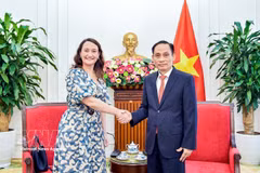 Minister of Foreign Affairs Le Hoai Trung (right) receives Uruguayan Deputy Foreign Minister Valeria Csukasi Cabrera on August 17 (Photo: VNA)