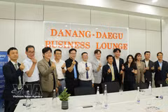Participants pose for a photo at the launch of the Daegu innovation space in Da Nang city. (Photo: VNA)