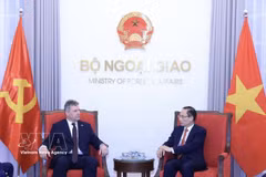 Politburo member and Minister of Foreign Affairs Le Hoai Trung (R) receives visiting Chairman of the Communist Party of Bohemia and Moravia (KSCM) Roman Roun in Hanoi on August 18 (Photo: VNA)