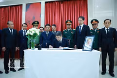 Prime Minister Le Minh Hung writes in the condolence book for former Chinese Premier Zhu Rongji. (Photo: VNA)
