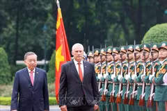 Party General Secretary To Lam (left) chairs the official welcome ceremony for First Secretary of the Central Committee of the Communist Party of Cuba and President of Cuba Miguel Díaz-Canel Bermúdez, who is on a state visit to Vietnam from August 31 to September 2, 2025. (Photo: VNA)