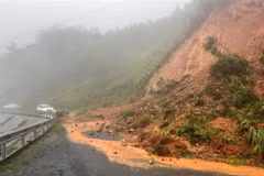 Landslides on the Ho Chi Minh Road's section crossing Quang Tri province (Photo: VNA)