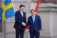 Prime Minister Pham Minh Chinh (right) and Speaker of the Riksdag (Swedish parliament) Andreas Norlén. (Photo: VNA)