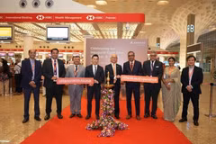Vietnamese Ambassador to India Trinh Minh Manh (fifth from right) and Vietnamese Consul General in Mumbai Le Quang Bien (sixth from right) at the flight route inauguration ceremony (Photo courtesy of the Vietnamese Embassy in India)