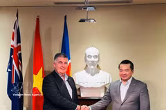 Vietnamese Consul General in Perth Pham Hai Anh (R) meets with David Morgan, Chairman of the Western Australia – Vietnam Business Council (WAVBC) on May 28. (Photo published by VNA)