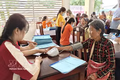 Doctors give check-ups to patients (Photo: VNA)