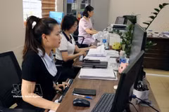 Corporate employees at Trang Due Industrial Park, Hai Phong city, register for personal income tax refunds. New tax deductions have been added to the 2025 Law on Personal Income Tax. (Photo: VNA) 