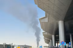  Black smoke is seen rising near King Khalid International Airport in Riyadh, Saudi Arabia on September 19 (Photo: XINHUA/VNA)