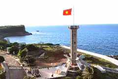 A sovereignty flagpole on Con Co Island, Quang Tri province (Photo: VNA) 