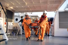 The foreign sailor suspected of gas poisoning is transported ashore for medical treatment. (Photo: VNA.) 