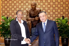 Head of the Communist Party of Vietnam (CPV) Central Committee’s Commission for Inspection Tran Sy Thanh (R) and Head of FRELIMO Central Committee's Inspection Commission Ana Comoana. (Photo: VNA)