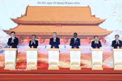 General Secretary of the Communist Party of Vietnam Central Committee and President To Lam (third, left) and officials launch the project on conservation, restoration and rehabilitation of Kinh Thien Palace on September 29. (Photo: VNA)