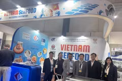 Ambassador Bui Van Nghi and Vietnamese seafood businesses at the 2026 Seafood Show Latin America (Photo published by VNA)