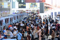 People queue to check in at the Noi Bai International Airport in Hanoi. (Photo: VNA)