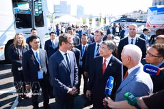 Prime Minister Le Minh Hung on June 17 morning (local time) visits the "Made in Tatarstan" exhibition in Kazan, the capital of Russia's Republic of Tatarstan. (Photo: VNA)