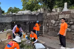 Volunteers clean up the grave of Princess Ngoc Hoa (Photo: VNA)