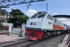 A passenger train operated by State-owned railway operator PT Kereta Api Indonesia (KAI) departs from Tugu station in Yogyakarta city, Indonesia (Photo: VNA)