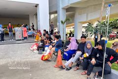 Patients evacuate from a hospital after an earthquake on Sulawesi Island, Indonesia, on June 16, 2026 (Photo: XINHUA/VNA)