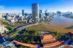 The land administration agencies of Ho Chi Minh City and Da Nang City issue the first-time certificates of land-use rights and ownership of land-attached assets to members of the International Finance Centre (Photo: baochinhphu.vn)