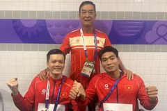 Coach Dang Vien together with swimmers Do Thanh Hai and Le Tien Dat (Photo: nhandan.vn)