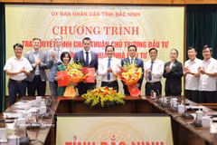 The People's Committee of Bac Ninh province hands over investment policy approval decisions, along with investor approvals, for SD Son Dong Wind Power Plant and the Bac Giang 2 Wind Power Plant projects. (Photo: VNA)
