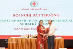 Do Thi Thu Thao (L) is re-elected as President of the 12th Vietnam Red Cross Society Central Committee for the 2026-2031 tenure. (Photo: VNA)