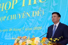 Nguyen Duc Tam speaks after being elected chairman of the People's Committee of Quang Ngai province for the 2026-2031 term (Photo: VNA)