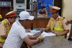 Traffic police in Dong Nai province handle a violation on National Route 14. (Photo: VNA)