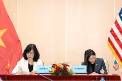 Minister of Health Dao Hong Lan and US Ambassador to Vietnam Jennifer McNamara Wick sign the memorandum of understanding on health cooperation. (Photo: US Embassy in Vietnam)