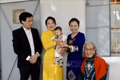 National Assembly (NA) Chairman Tran Thanh Man’s spouse, Nguyen Thi Thanh Nga, visits Vietnamese community in Douar Sfari - the Vietnam Village in the outskirts of Kénitra city on July 26. (Photo: VNA)