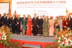 Participants pose for a group photo at the September 30 reception celebrating the 77th founding anniversary of China. (Photo: qdnd.vn)